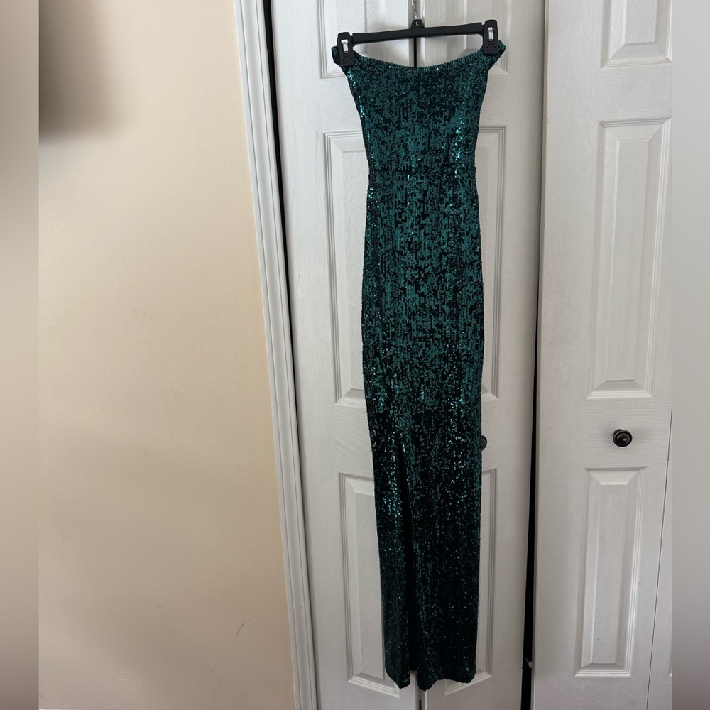 NOOKIE Long emerald green sequin halter dress!
In amazing condition! (Worn once)